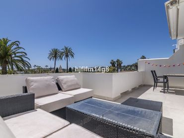 Apartment with pool for sale in Arrabal Aloha Golf 91