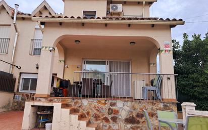 Vista exterior de Casa adosada en venda en Sant Fost de Campsentelles amb Aire condicionat, Calefacció i Jardí privat