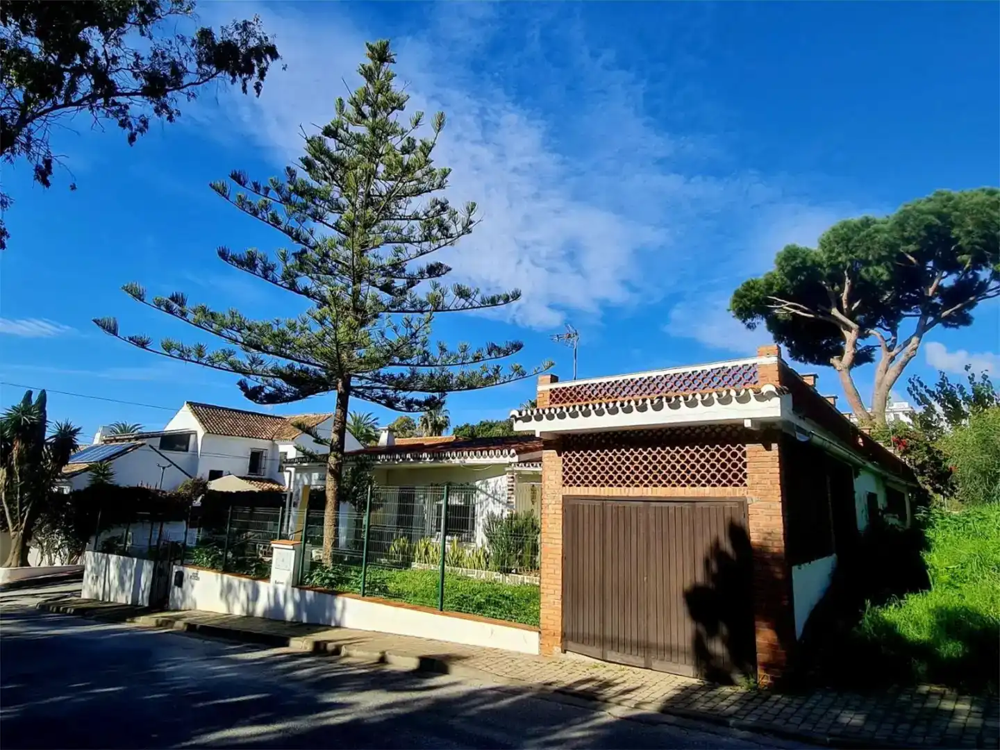 Vista exterior de Casa o xalet en venda en Marbella amb Jardí privat i Traster