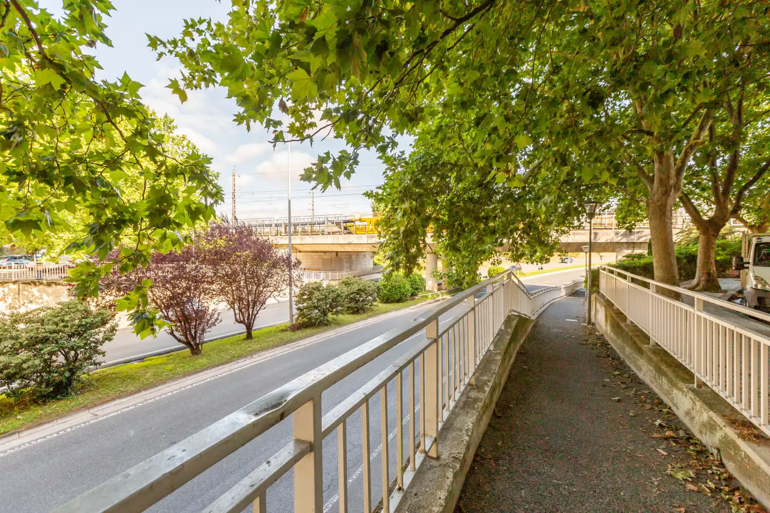 Außenansicht von Wohnung zum Verkauf in  Pamplona / Iruña mit Klimaanlage, Heizung und Parkett