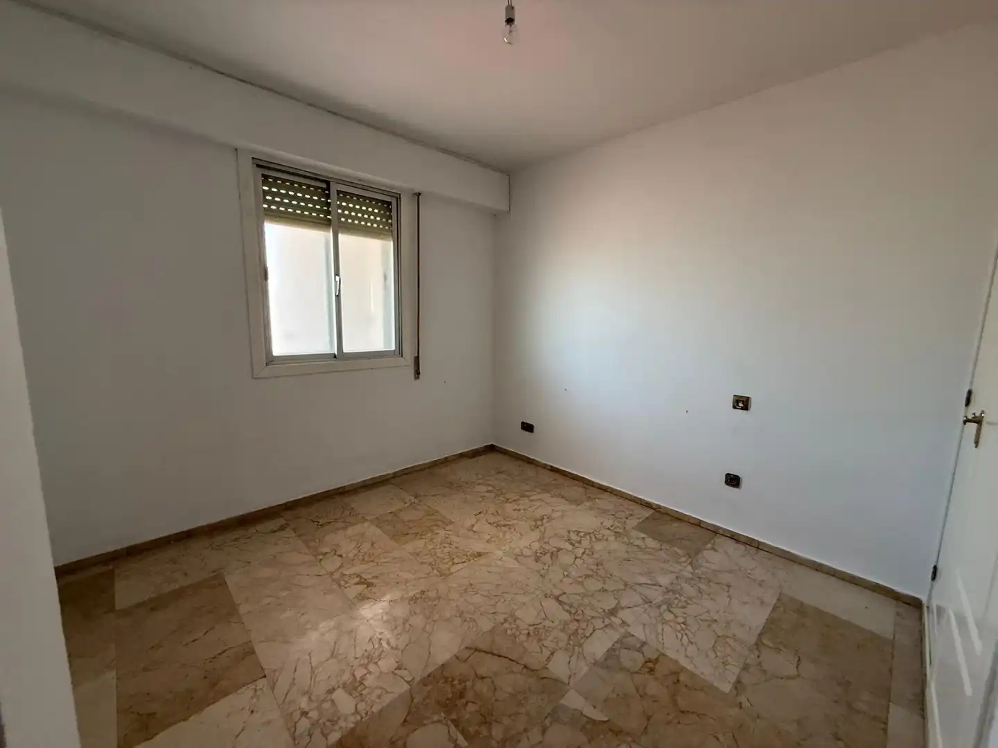 Schlafzimmer von Dachboden zur Miete in Sevilla mit Klimaanlage und Terrasse