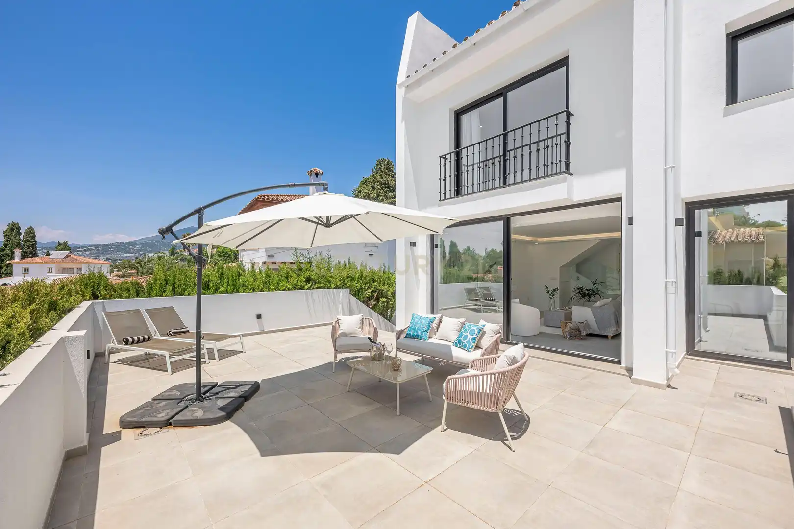 Terrasse von Haus oder Chalet zum Verkauf in Marbella mit Klimaanlage, Privatgarten und Abstellraum