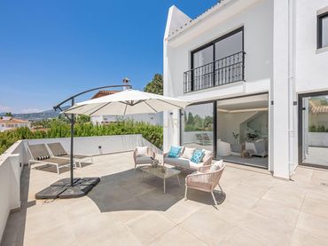 Casa amb balcó en venda a Nueva Andalucía