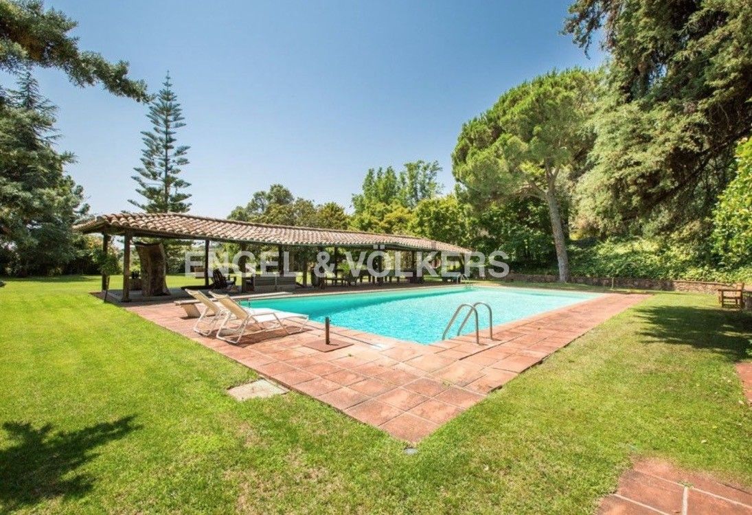 Piscina de Finca rústica en venda en Sant Iscle de Vallalta amb Aire condicionat, Calefacció i Jardí privat