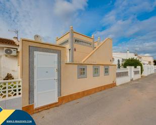 Vista exterior de Casa adosada en venda en Torrevieja amb Aire condicionat, Calefacció i Terrassa