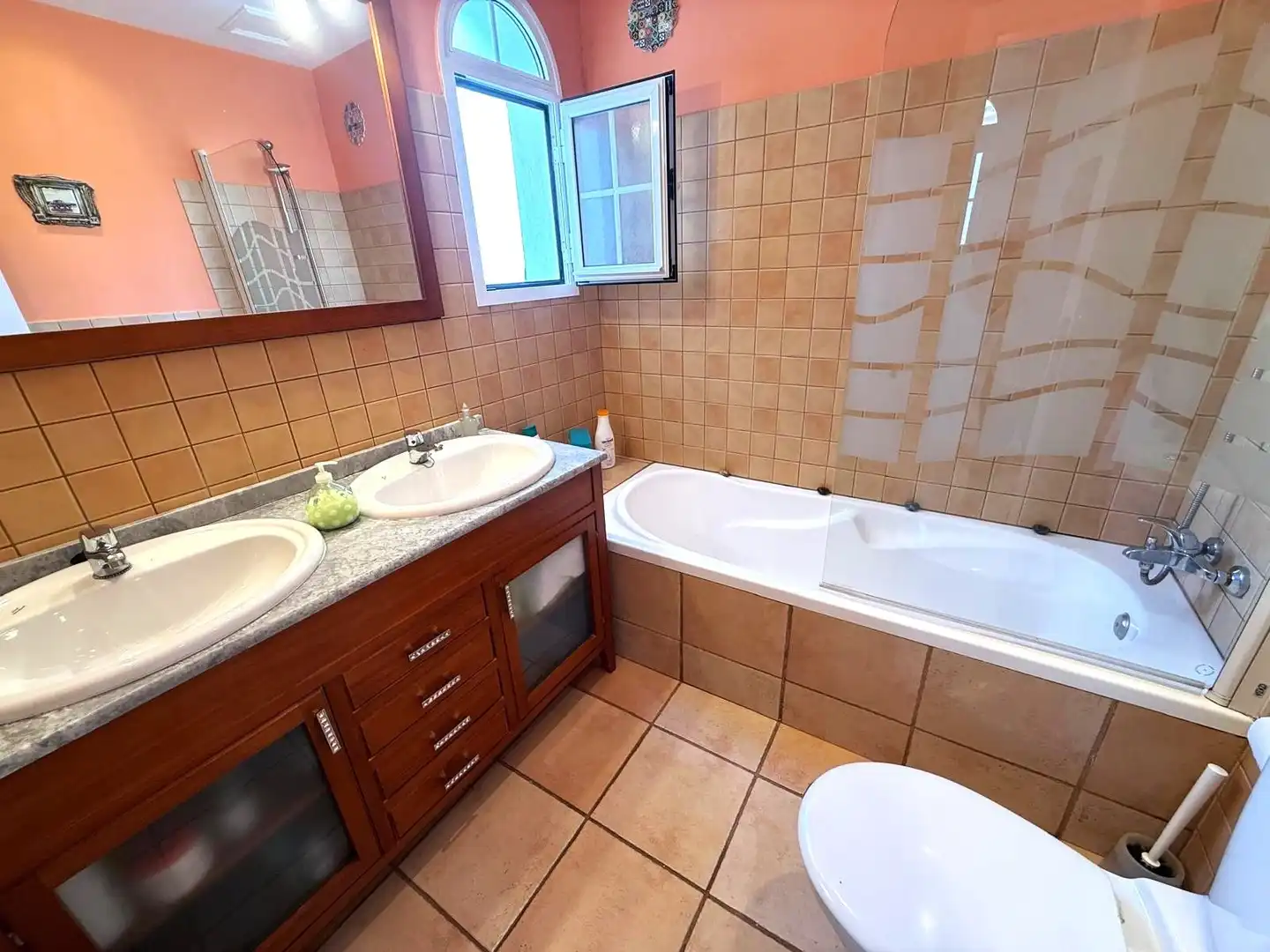 Badezimmer von Einfamilien-Reihenhaus zum Verkauf in Antigua mit Klimaanlage, Terrasse und Möbliert