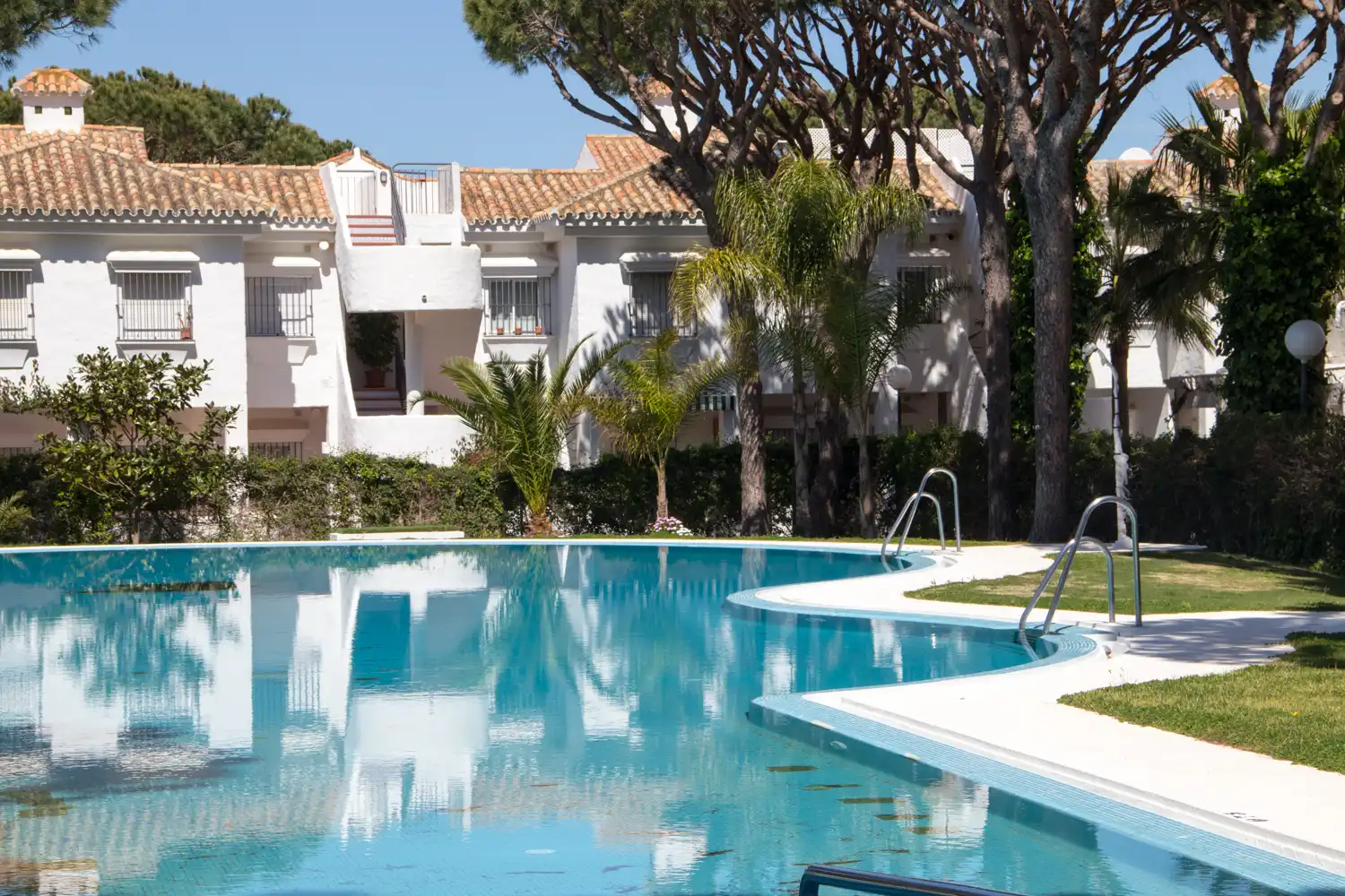 Piscina de Apartament en venda en Chiclana de la Frontera amb Jardí privat, Moblat i Rentadora
