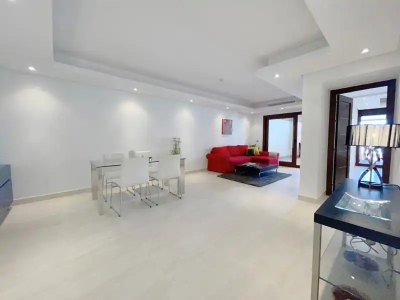 Piso de alquiler en Estepona con Jardín privado, Terraza y Amueblado