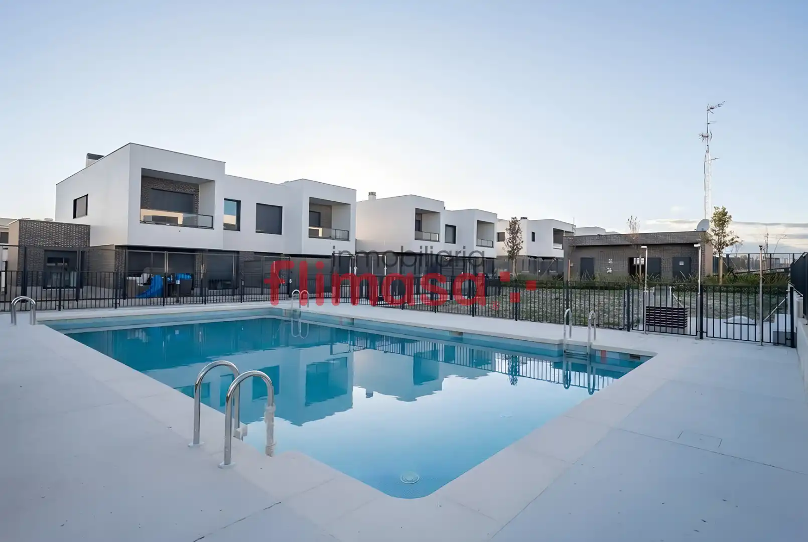 Piscina de Casa adosada en venta en Villaviciosa de Odón con Aire acondicionado, Calefacción y Jardín privado