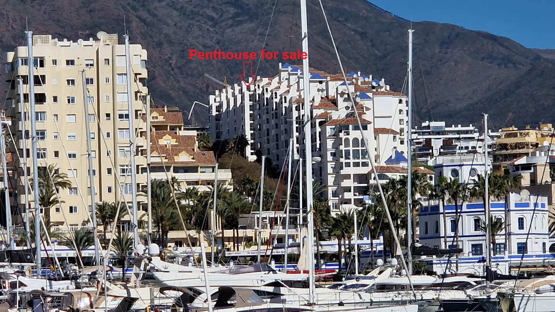 Vista exterior de Àtic en venda en Estepona amb Terrassa, Piscina i Piscina comunitària
