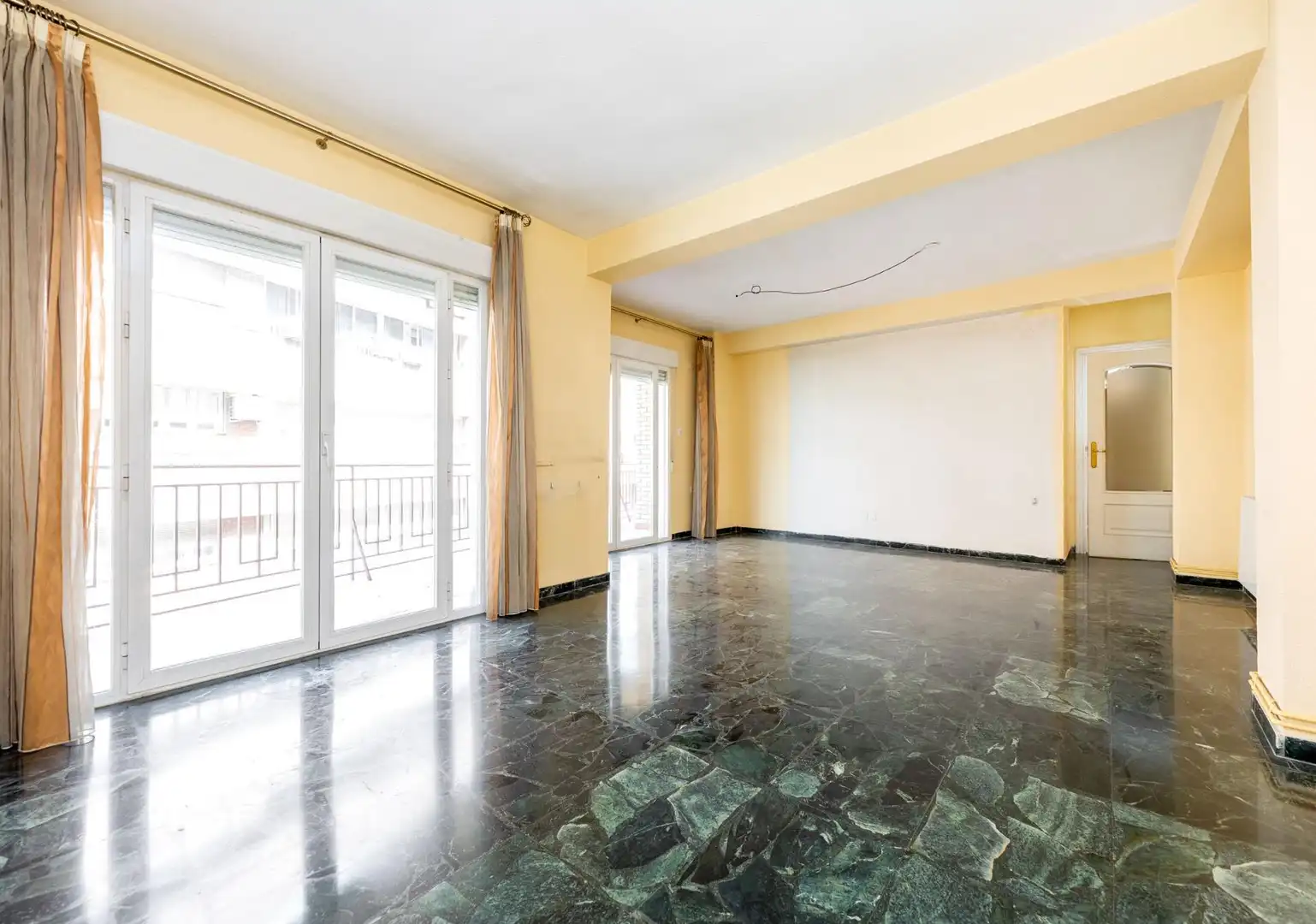 Sala d'estar de Pis en venda en Granada amb Calefacció, Parquet i Terrassa