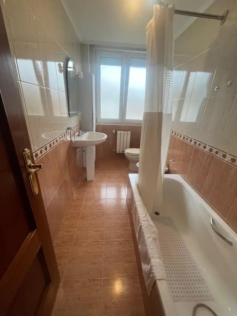 Badezimmer von Wohnung zum Verkauf in Bárcena de Cicero mit Heizung, Terrasse und Möbliert