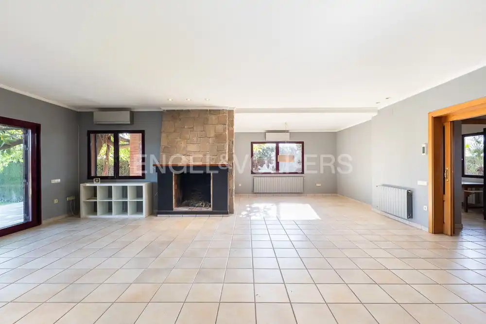 Exterior view of Houses for sale in La Pobla de Vallbona  with Air Conditioner, Heating and Private garden