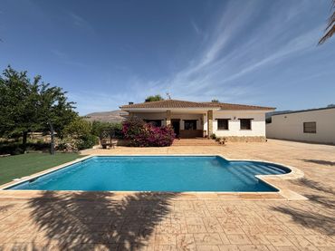Xalet amb piscina en venda a Agost