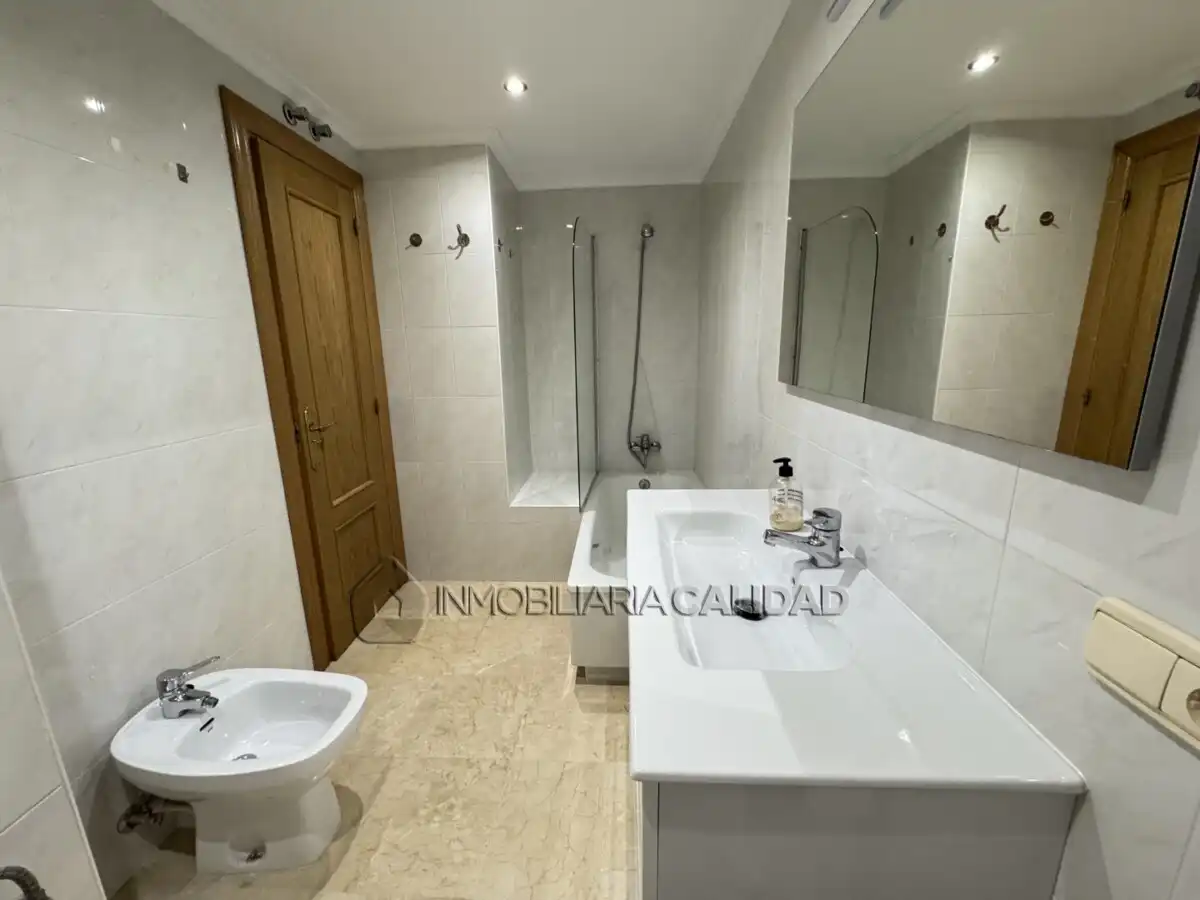 Badezimmer von Wohnung zur Miete in Burgos mit Heizung, Terrasse und Möbliert