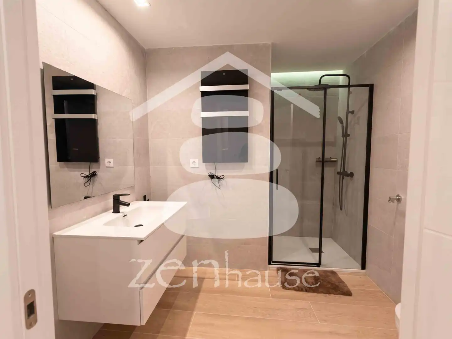 Bathroom of Flat for rent in Madrid  with Air Conditioner and Heating