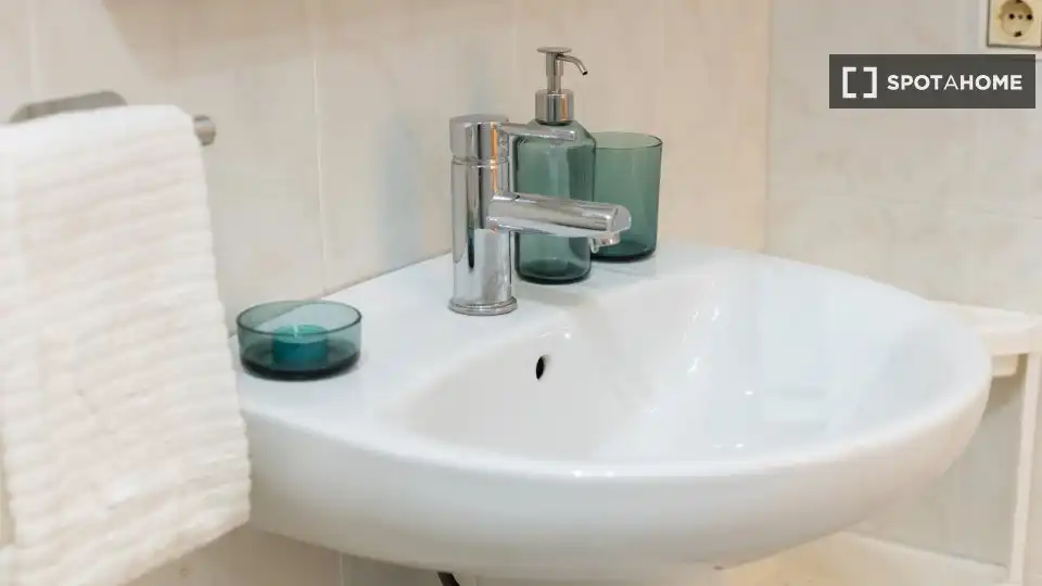 Baño de Estudio para compartir en Torrevieja con Aire acondicionado, Terraza y Amueblado