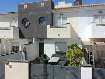 Maison mitoyenne avec balcon à vendre à Calle SANTA MATILDE 23