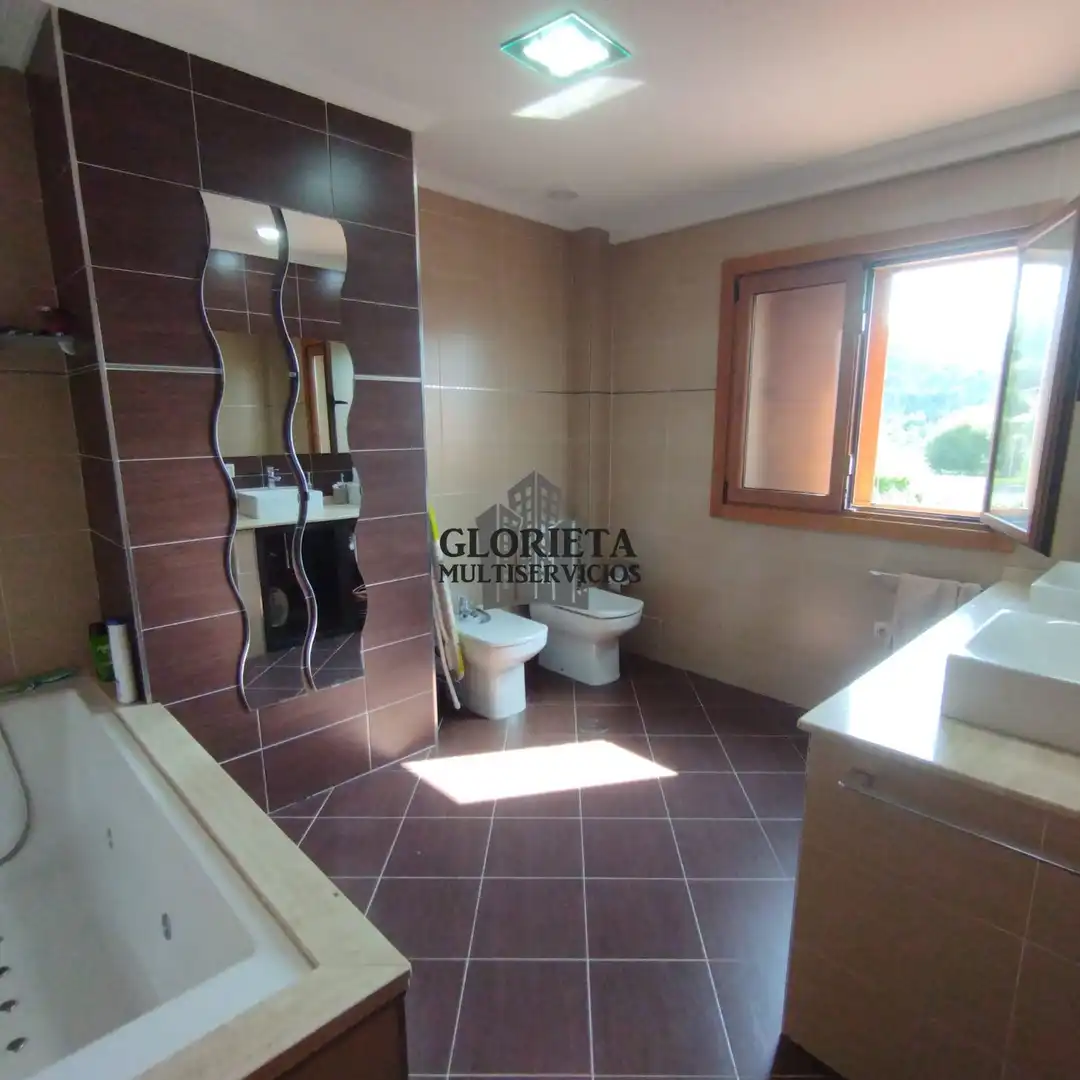 Bany de Casa o xalet en venda en Vigo  amb Calefacció, Terrassa i Traster