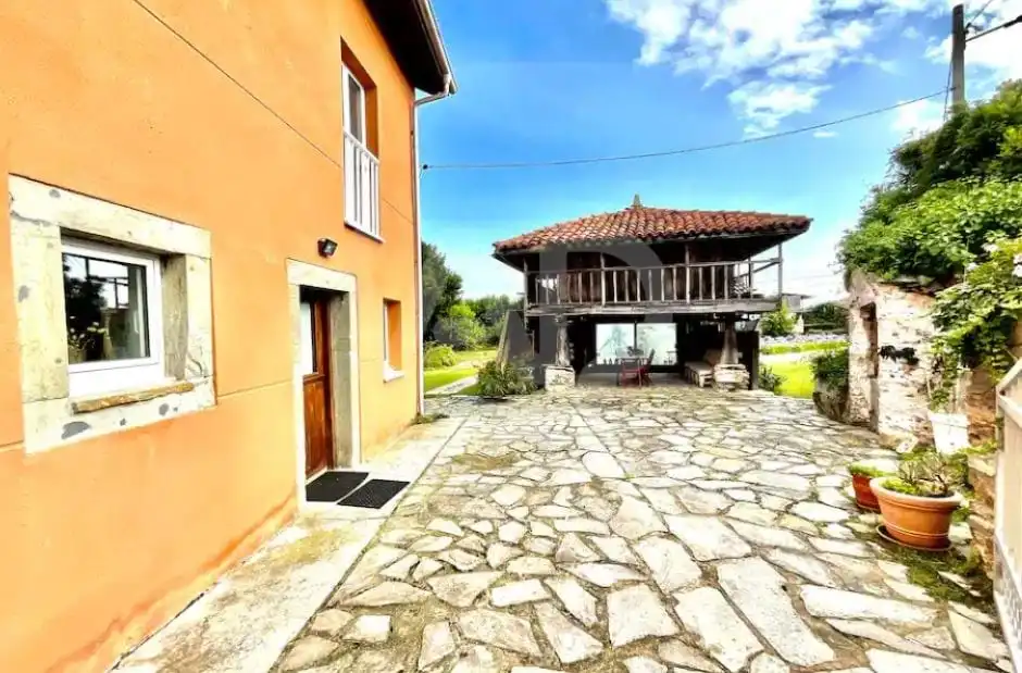 Vista exterior de Casa o xalet en venda en Cudillero amb Calefacció i Terrassa