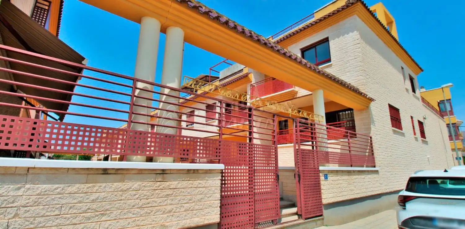 Vista exterior de Casa adosada en venda en Orihuela amb Terrassa