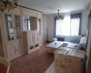 Sala d'estar de Casa adosada en venda en Baena amb Aire condicionat, Parquet i Terrassa