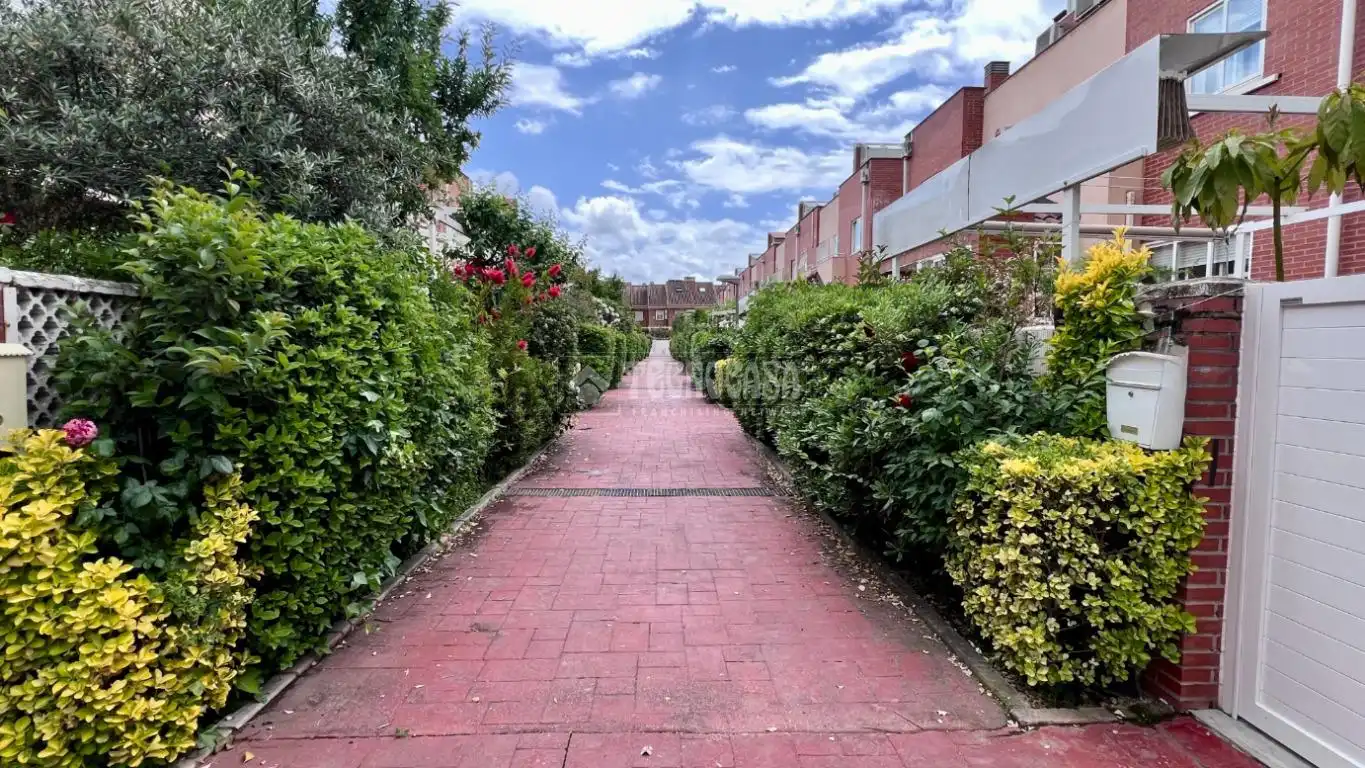 Außenansicht von Einfamilien-Reihenhaus zum Verkauf in Alcalá de Henares mit Terrasse