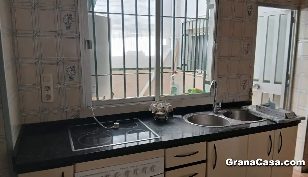 Cuina de Casa adosada en venda en Granada amb Aire condicionat, Calefacció i Jardí privat