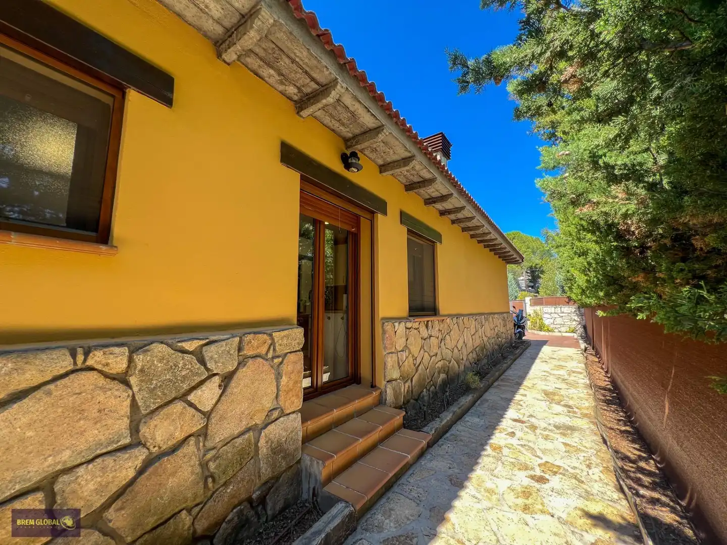 Vista exterior de Casa o xalet en venda en El Berrueco amb Calefacció, Jardí privat i Alarma