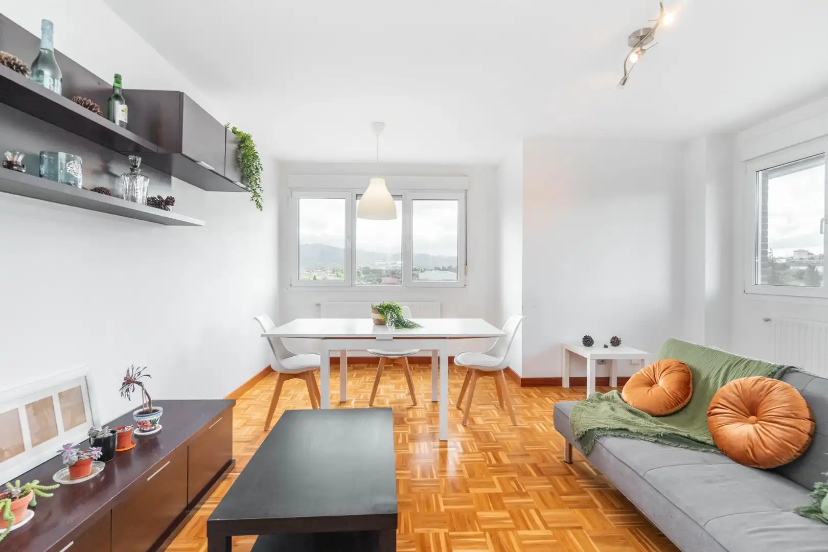 Sala de estar de Piso en venta en Llanera con Calefacción, Trastero y Amueblado