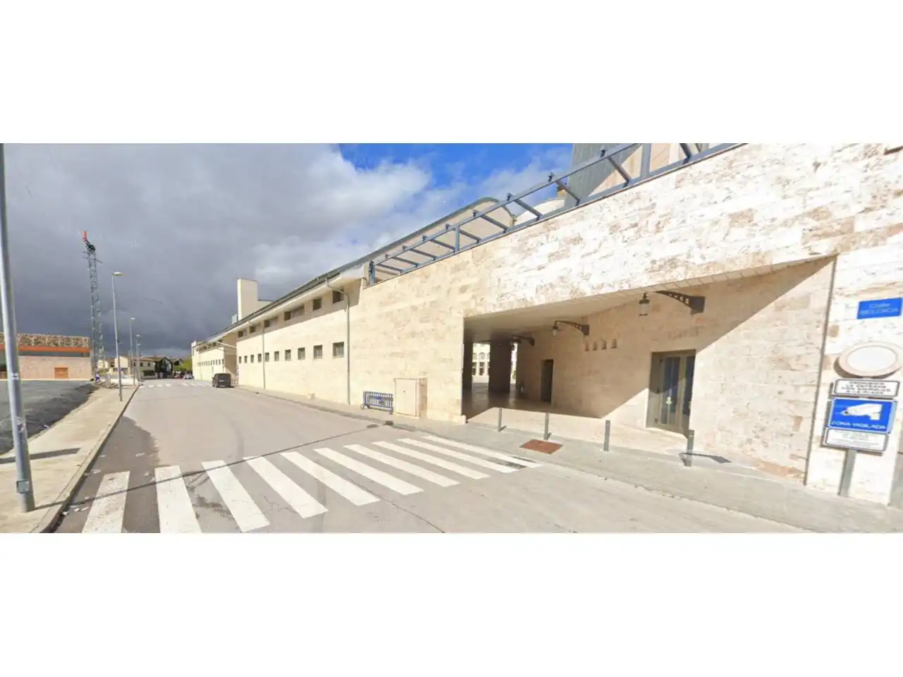Vista exterior de Local en venda en Noblejas amb Alarma