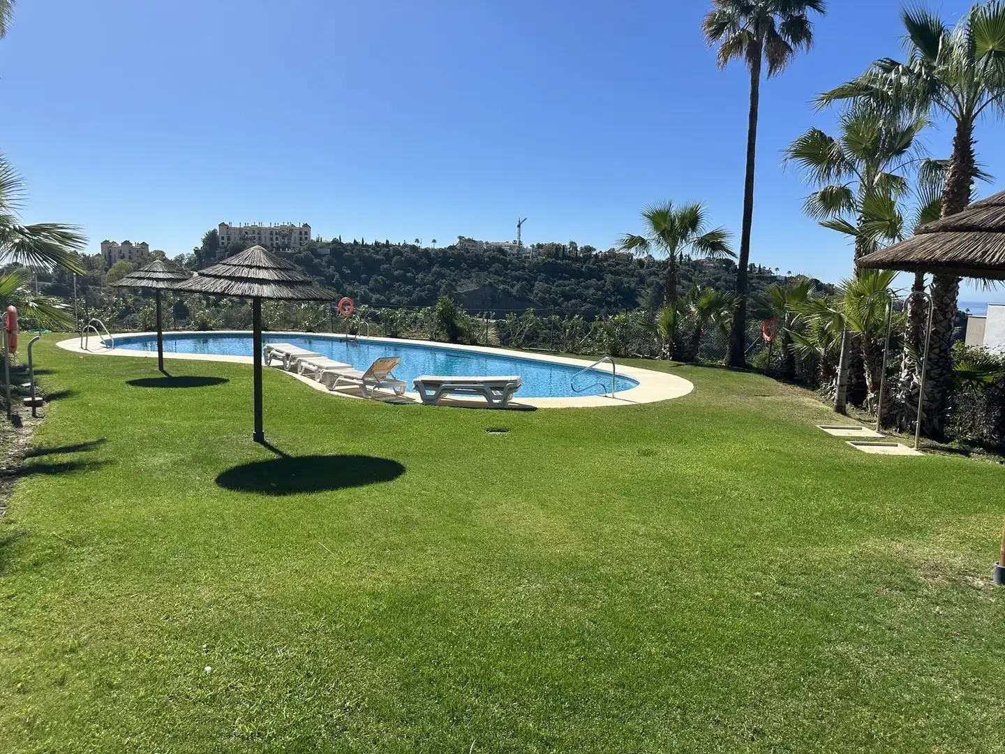 Schwimmbecken von Wohnung zum Verkauf in Benahavís mit Terrasse, Abstellraum und Alarm