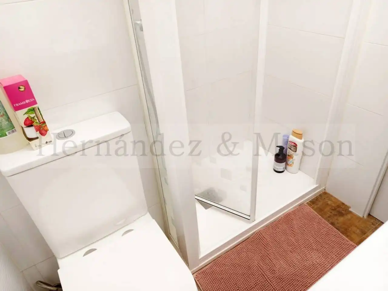 Bathroom of Flat for sale in Málaga  with Terrace and Storage room