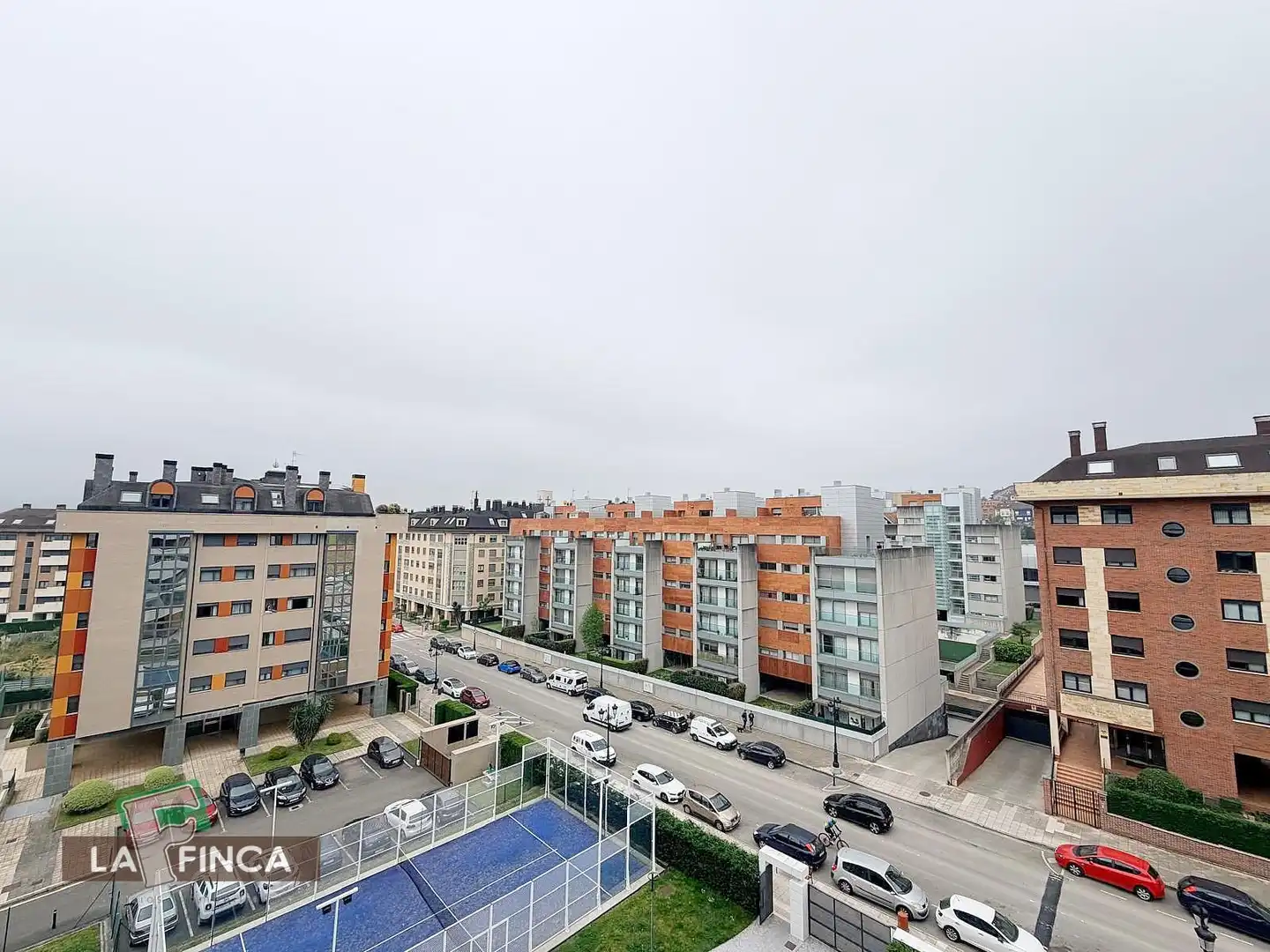 Aparcament de Àtic en venda en Oviedo  amb Calefacció, Parquet i Terrassa