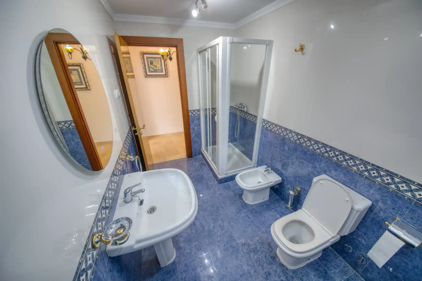 Bathroom of Houses for sale in Benalmádena  with Air Conditioner, Private garden and Parquet flooring