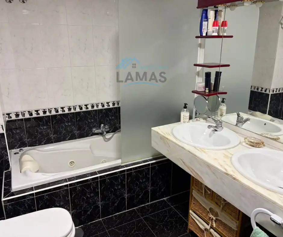 Bathroom of Houses for sale in Navalmoral de la Mata  with Air Conditioner, Heating and Terrace