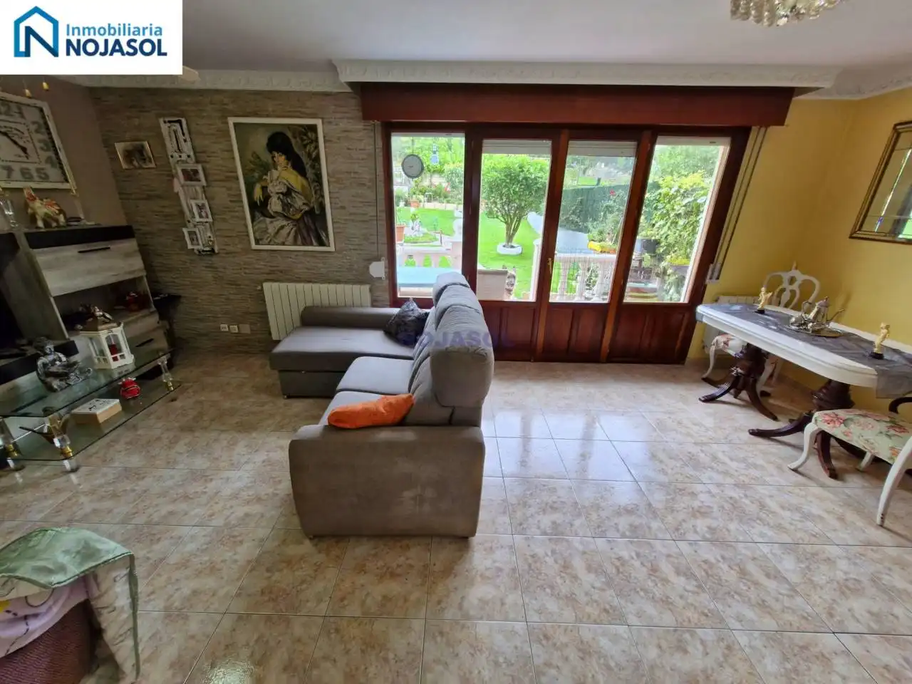 Sala d'estar de Casa adosada en venda en Meruelo amb Calefacció, Jardí privat i Terrassa