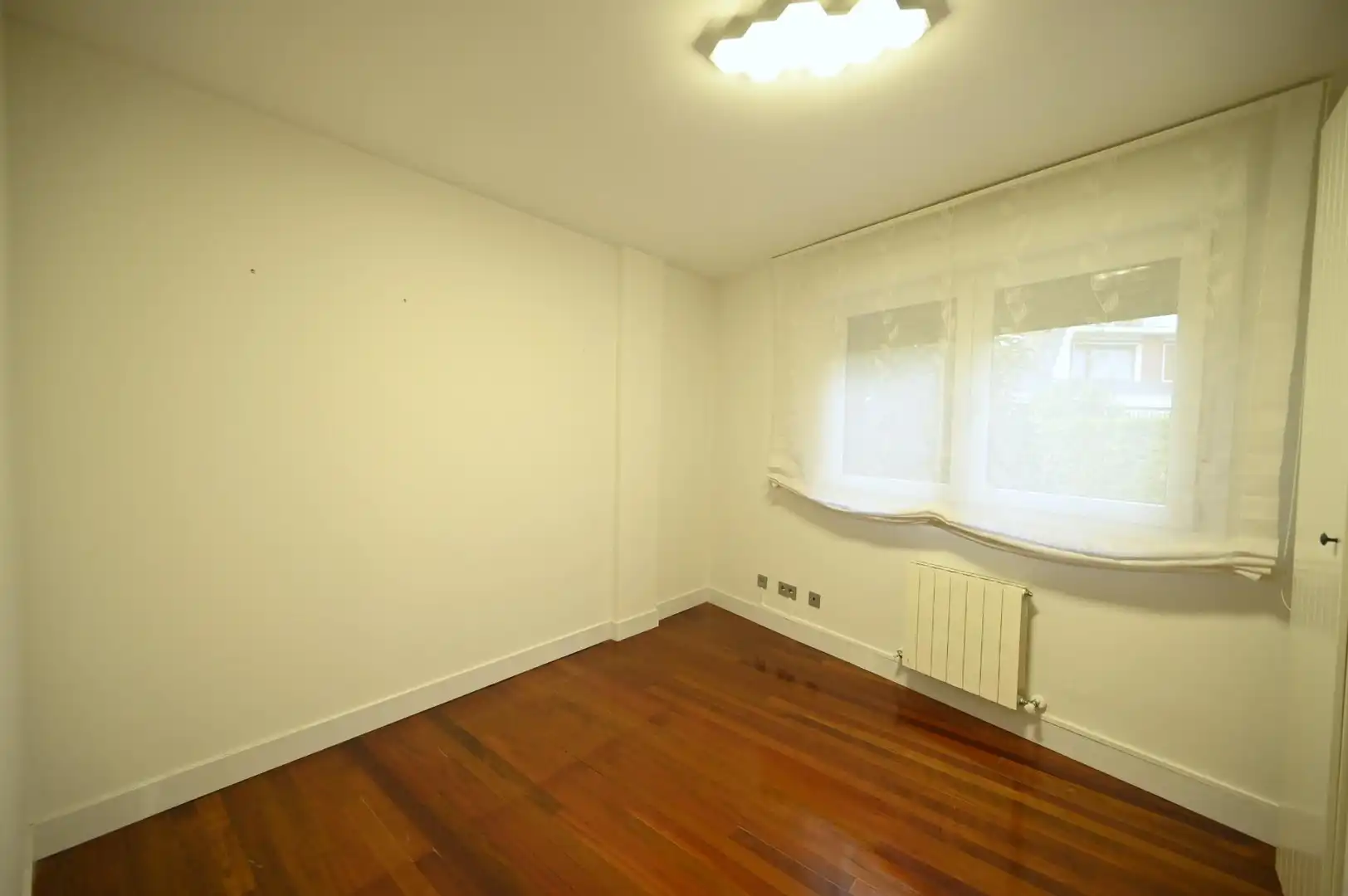 Habitación de Casa adosada en venta en Loiu con Aire acondicionado, Calefacción y Jardín privado