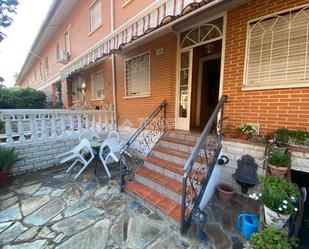 Exterior view of Single-family semi-detached for sale in Alcalá de Henares  with Air Conditioner, Heating and Private garden