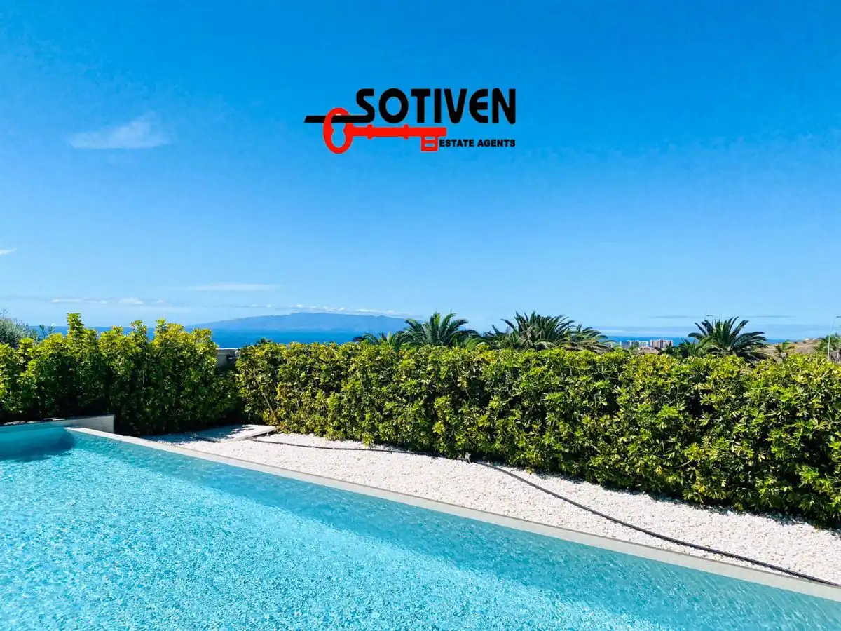 Chalet con piscina en venta en Costa Adeje, imagen 2