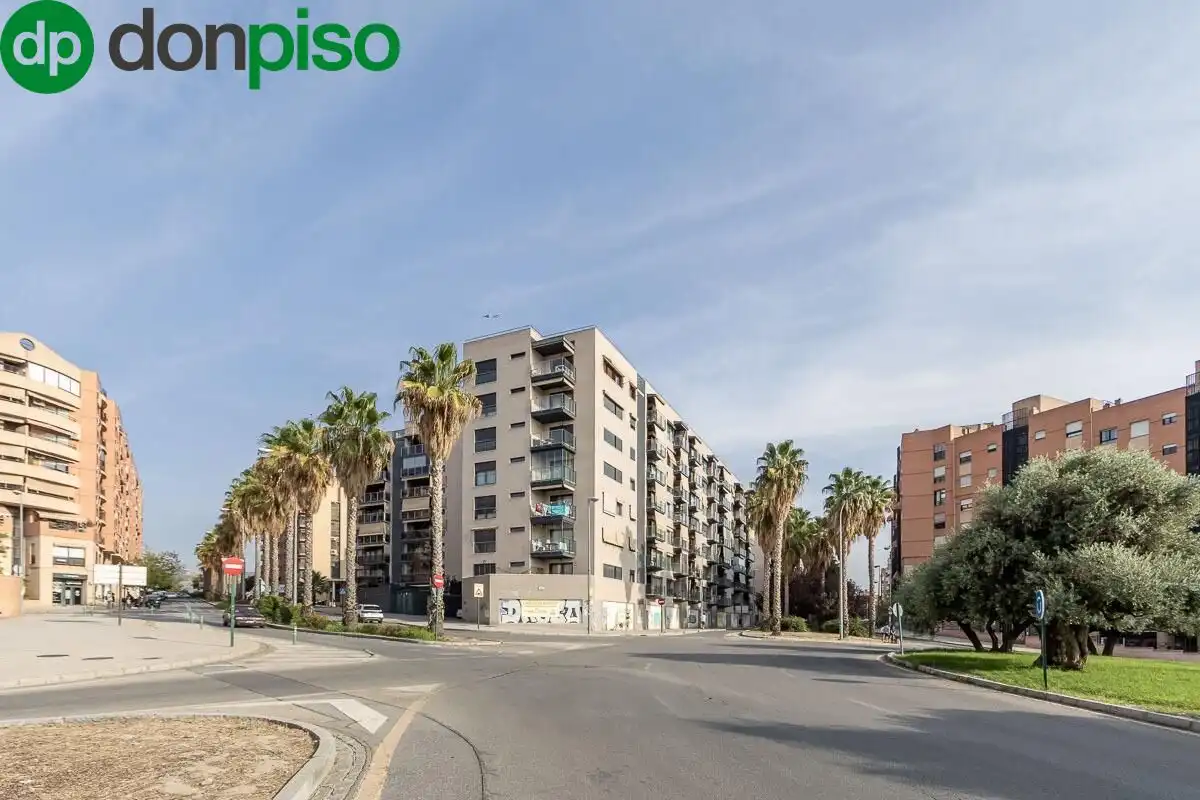 Vista exterior de Pis en venda en Granada amb Calefacció, Terrassa i Traster
