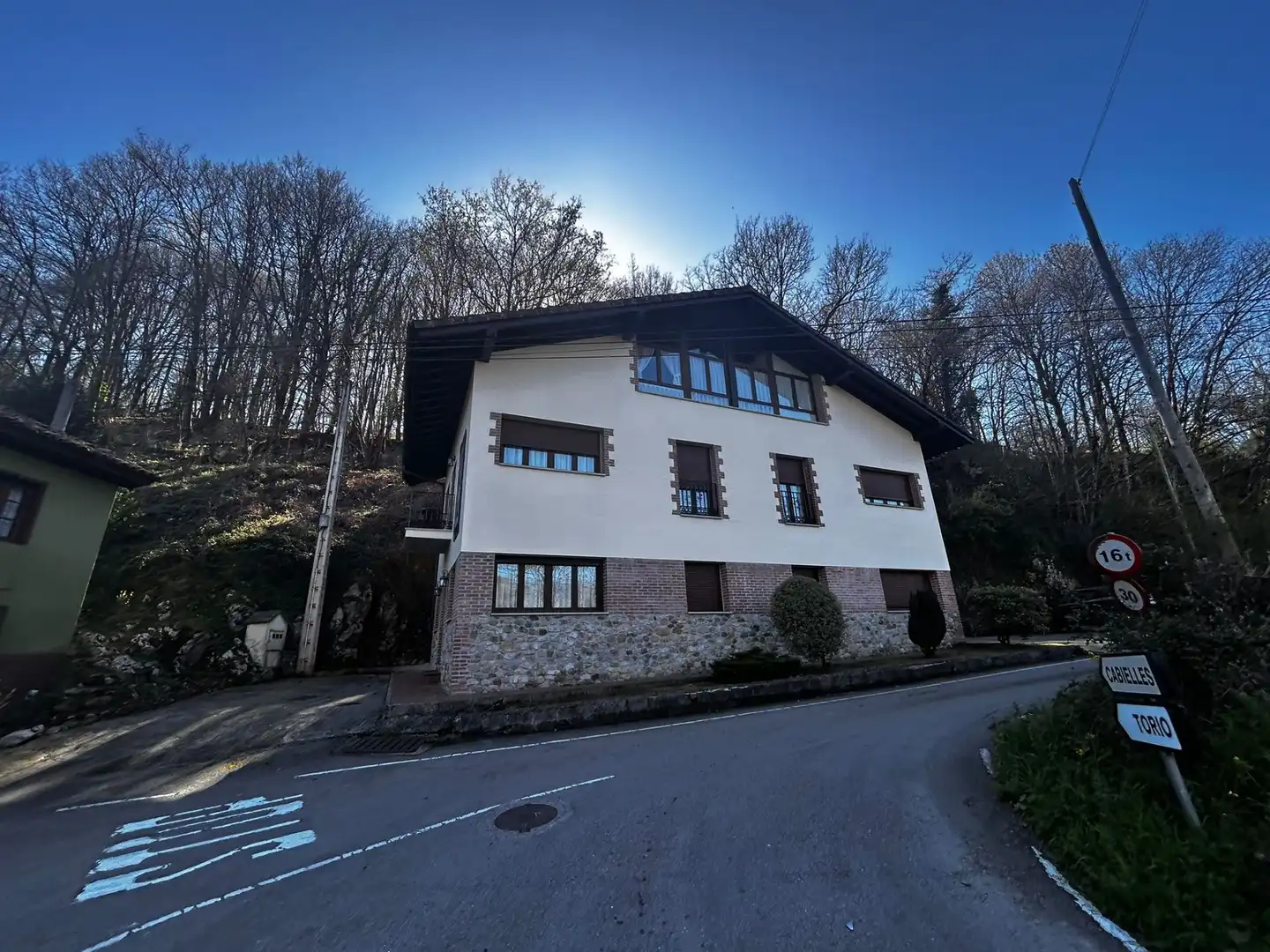Vista exterior de Edificio en venta en Cangas de Onís