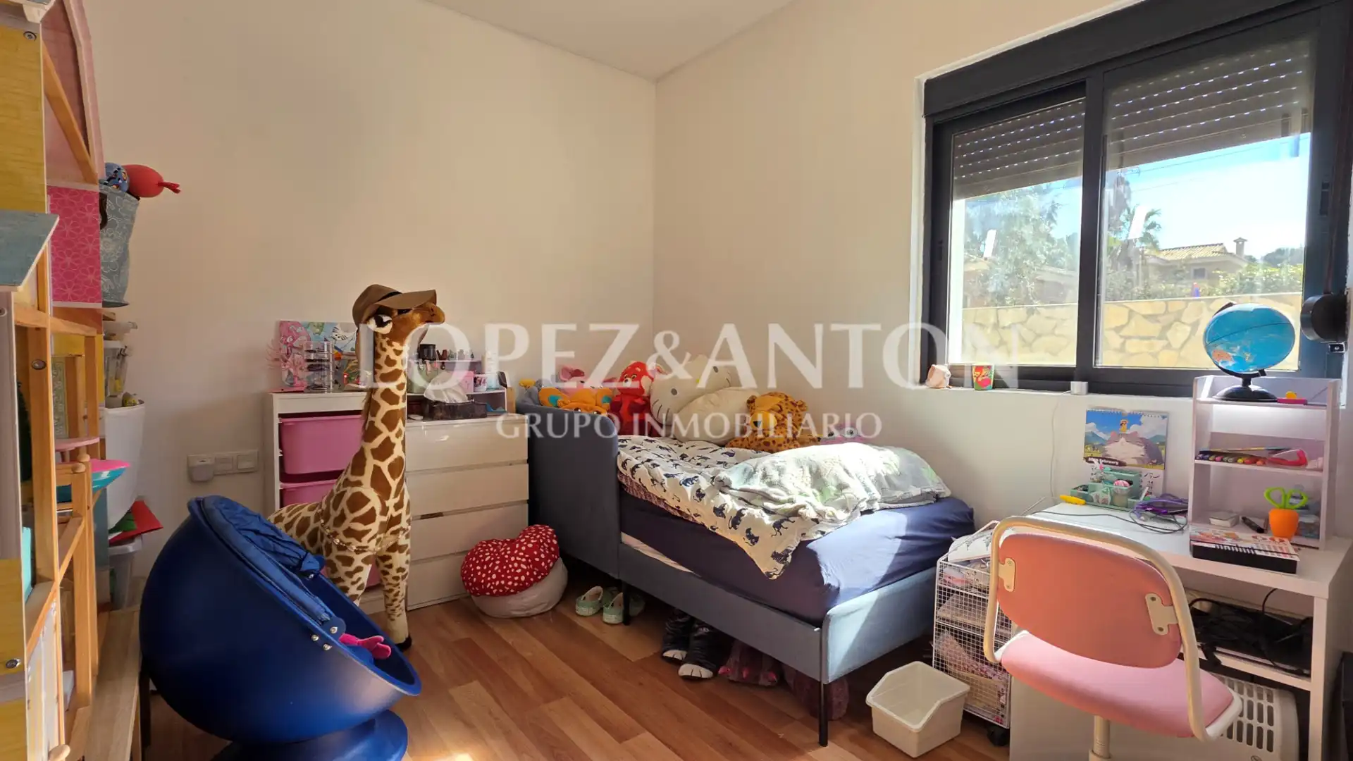 Bedroom of Houses for sale in L'Eliana  with Air Conditioner, Private garden and Parquet flooring
