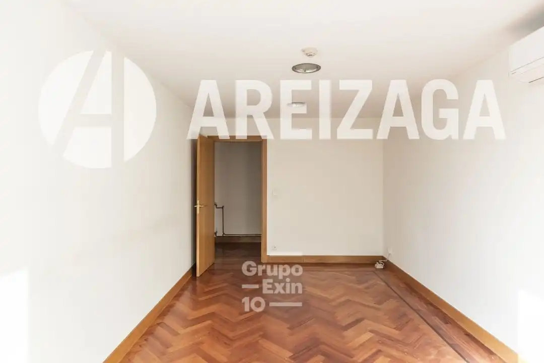 Schlafzimmer von Büro zum Verkauf in Donostia - San Sebastián  mit Klimaanlage, Heizung und Abstellraum