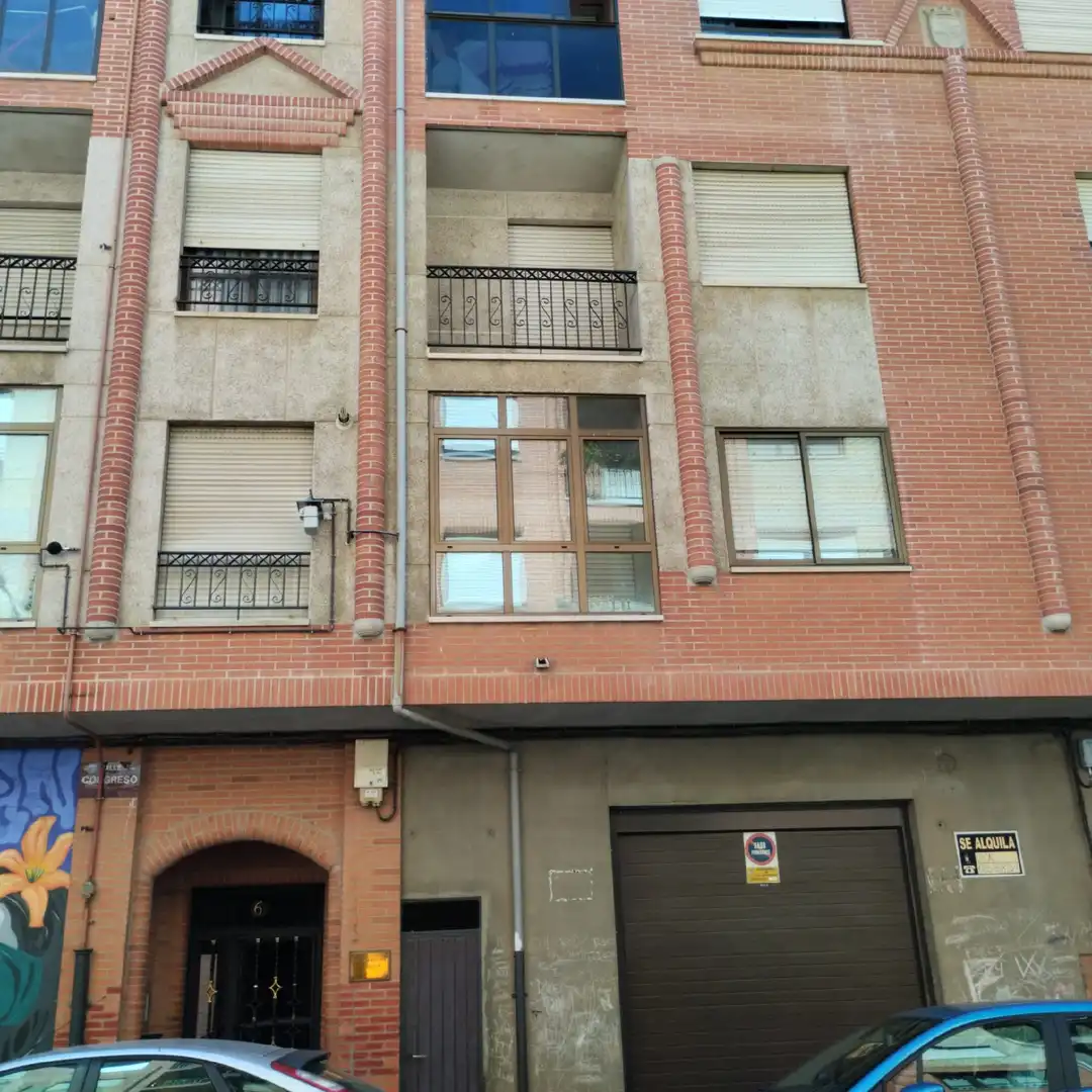 Vista exterior de Piso en venta en La Bañeza  con Calefacción y Amueblado