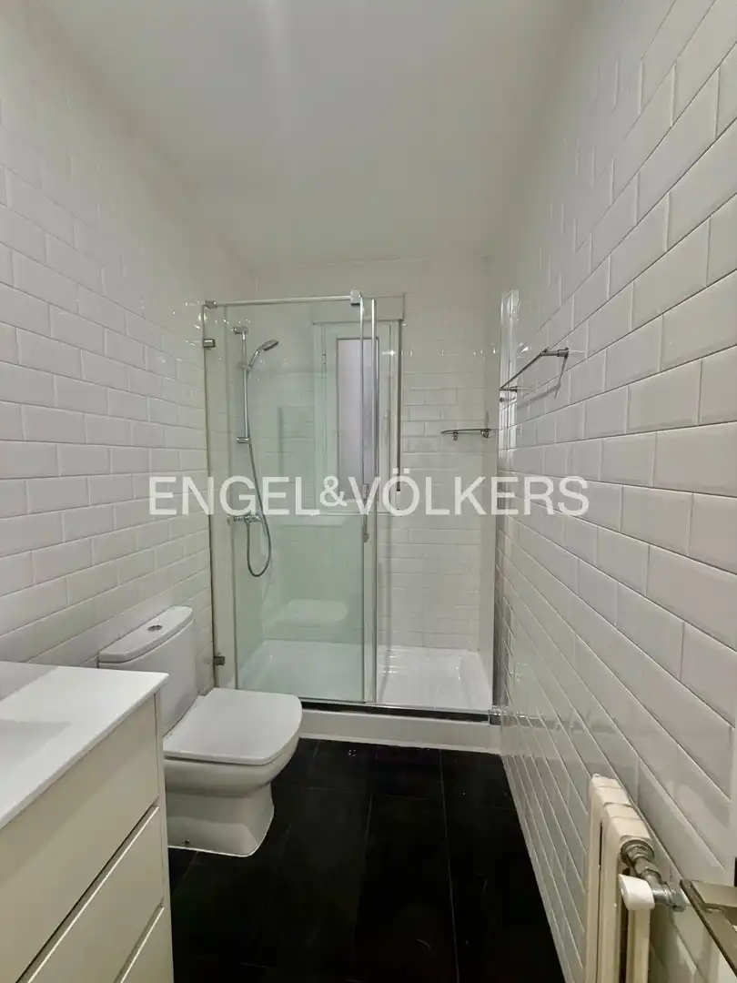 Badezimmer von Wohnung zur Miete in Madrid mit Heizung, Möbliert und Balkon