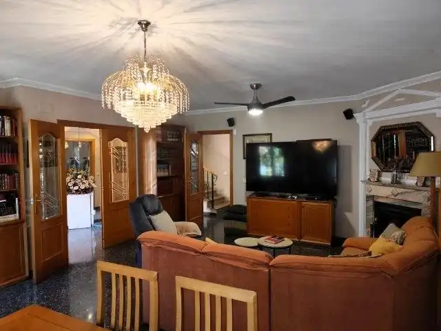 Sala d'estar de Casa adosada en venda en Alaquàs amb Aire condicionat, Terrassa i Traster