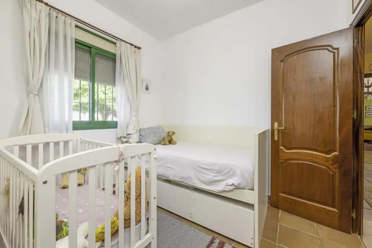 Dormitori de Casa o xalet en venda en Bollullos de la Mitación amb Aire condicionat, Calefacció i Jardí privat