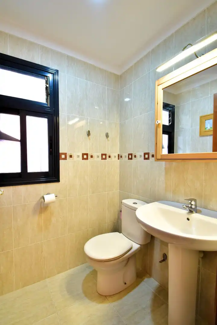 Baño de Casa adosada de alquiler en San Cristóbal de la Laguna con Aire acondicionado, Calefacción y Jardín privado