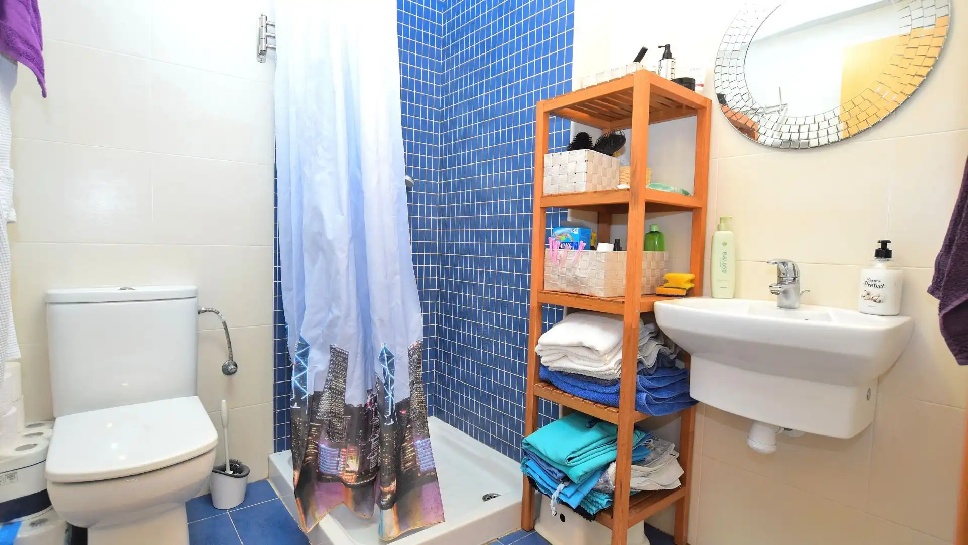 Badezimmer von Wohnung zum Verkauf in Salou mit Klimaanlage, Heizung und Privatgarten